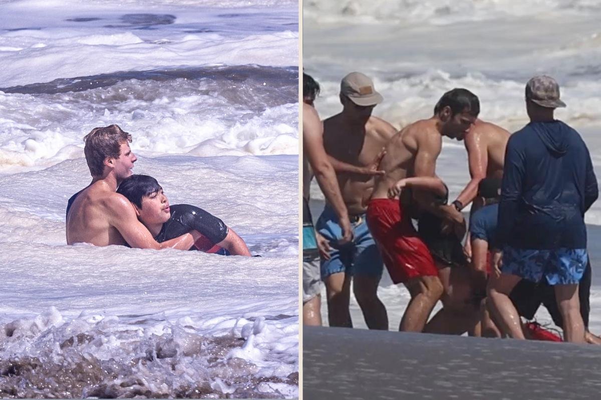 Johnbako's tweet photo. A lifeguard in Santa Cruz, California, rushed in to rescue a young swimmer caught in powerful surf but was overcome by the powerful waves.
Minutes later, two lifeguards along with the young swimmer safely made it back to shore. https://t.co/19MI8c9vGA