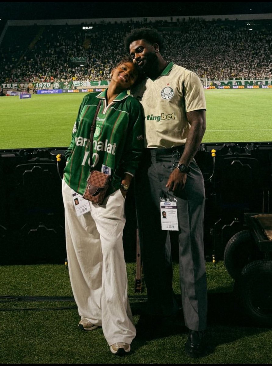 omohzao's tweet photo. Uma hora vcs vão ter que aceitar que negros fodasticos vestem verde e combinam muito com ele 🤷🏾‍♂️ https://t.co/Jnfh8TMEgm