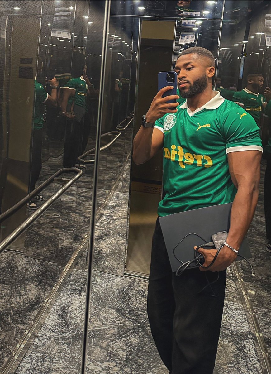 omohzao's tweet photo. Uma hora vcs vão ter que aceitar que negros fodasticos vestem verde e combinam muito com ele 🤷🏾‍♂️ https://t.co/Jnfh8TMEgm