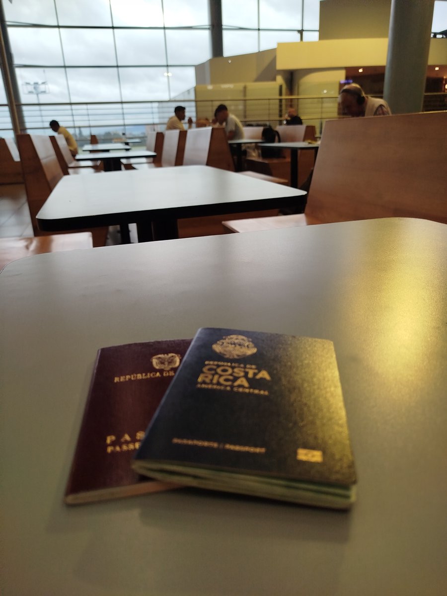 Colombiaencr's tweet photo. ¿Cuantos  años te tomo construir una vida en Costa Rica para poder entrar con  este estatus?. Ojalá a muchos de los que vivimos en este país puedan  lograr decir. "Si, tengo doble nacionalidad para entrar a mi otro país" https://t.co/lChRH4bPCu