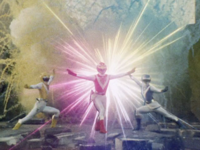 MickeyLD999's tweet photo. J'entame un revisionnage estival de #Liveman et mon dieu, que cette série Super Sentai est captivante! Son ouverture dramatique est d'un efficacité redoutable. L'ambiance parfois horrifique fonctionne à merveille, et les antagonistes dégagent un charisme fou. Un pur régal! 💛❤️💙 https://t.co/TydNoSJ6He