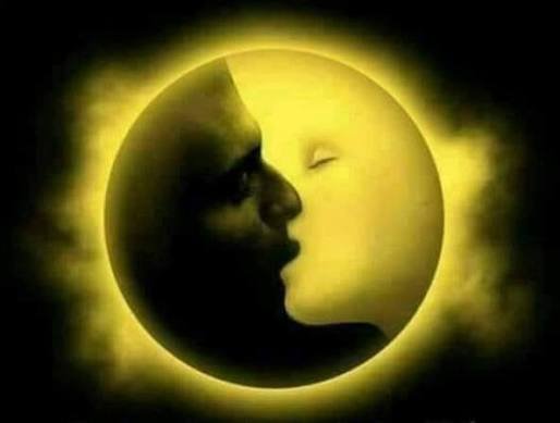 GustavoAdolf_'s tweet photo. ¿Preparados para el eclipse del 12 de Agosto?🌗

El Sol 🌞 y la Luna 🌚se amaban con locura, pero Dios decidió que el Sol iluminaría el día y la Luna la noche, condenándolos a vivir separados. Abrumada por la tristeza, la Luna lloraba en la oscuridad. Dios, al ver que el amor entre ellos jamás se apagaba, decidió regalarles los eclipses: ese momento único en el que el Sol y la Luna se reúnen, se abrazan y se vuelven uno solo para demostrar que no existe amor imposible en el universo.❤️