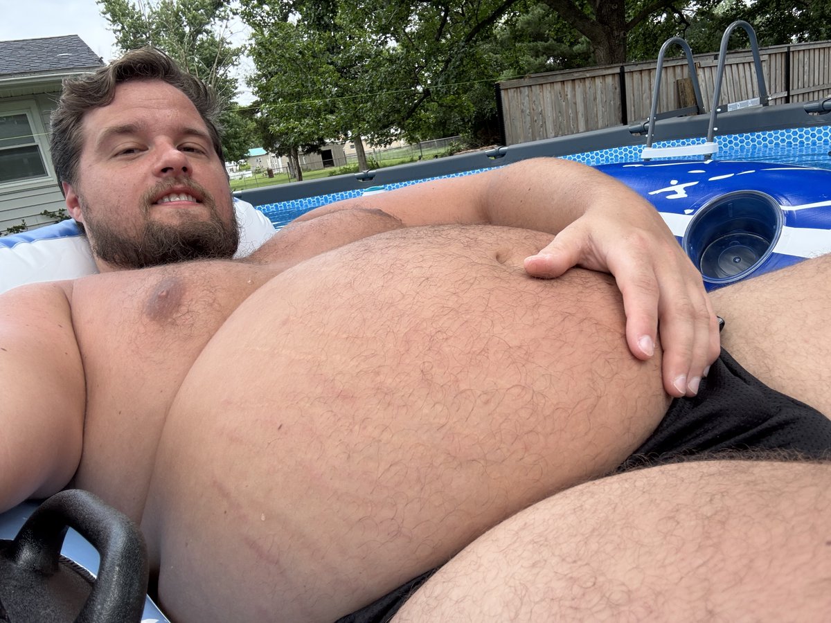 ChubbiCub's tweet photo. I barely fit in this thing https://t.co/SIJYRzLSsK