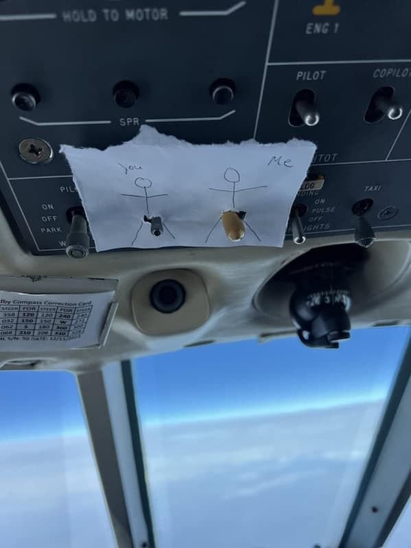 Anis_aus's tweet photo. Au kookv |
Piloto militar retirado. JK dejó la fuerza aérea por un accidente. Ahora trabaja en vuelos comerciales y es muy serio. El sobrecargo Th es el único que logra hacerlo reír.
#au #kookv https://t.co/DBa1c2ggNr