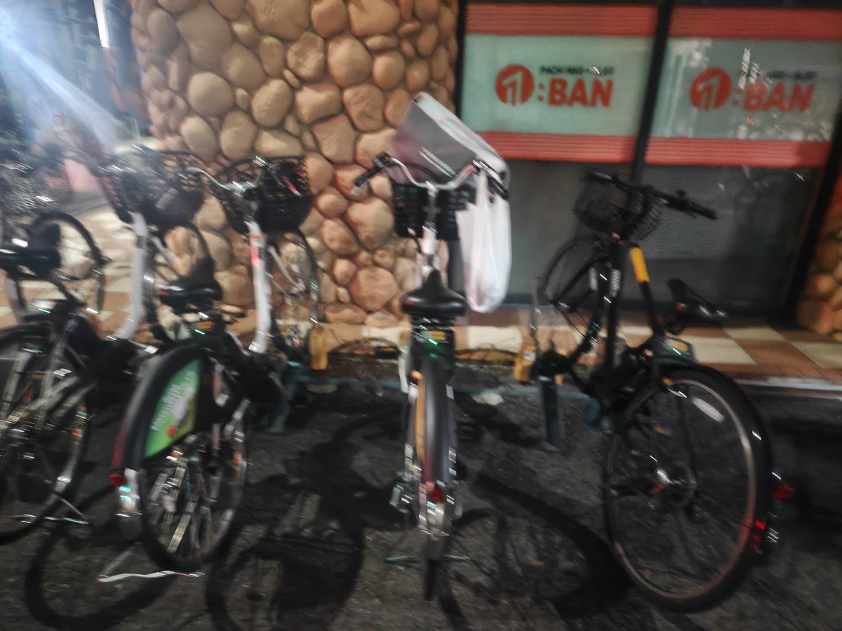 cckknohitomein's tweet photo. ハローのレンタルサイクルが専用のラックではなく 有料駐車場に入れてある しかも何台も 近くにハローサイクルの専用ラックは近くに有りました
自転車出せなくて？になりました 有料駐車場のラック長く入れてる2000円以上
#HELLOCYCLE
#ハローサイクル https://t.co/VgSIbVLSyZ