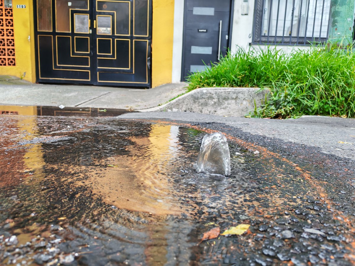 alcanu55's tweet photo. Fuga de Agua reportada desde el jueves vía suac en Calle Bélgica 1109 y 1105, portales sur. Ha ido empeorando y ampliándose. Todavía sin resolver. Porfavor Ayuda antes que se empeore el sumidero.
@SEGIAGUA https://t.co/ppl237IhaF