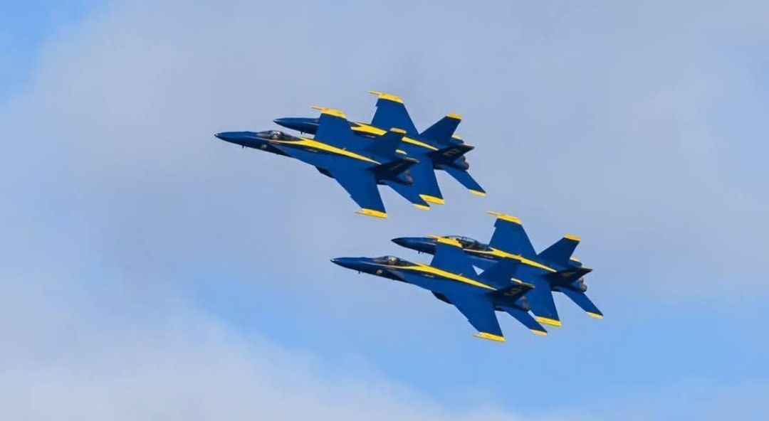 1susankeen's tweet photo. Blue Angels fly over Lake Washington for Seattle Seafair. Friday 7/31, Saturday 8/1, Sunday 8/2 daily at 3:30 pm. https://t.co/g4l3pmHsuU