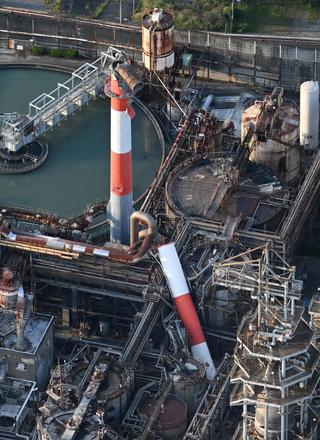 komoriapp's tweet photo. 【速報】

日本製紙（3863）の八代工場で、煙突が折れて倒れた。熊本県で最大震度7の地震が起きた28日夕方、工場では11人が閉じ込められ、うち2人が心肺停止の状態で救助されている。

ホンダは熊本製作所の稼働を29日夕方まで停止、スプリンクラーが作動して一部が浸水した。ブリヂストン熊本工場は被害なしを確認したうえで生産を止めている。

TSMCの熊本工場も従業員を屋外に退避させ、稼働を停止した。

#日本株 #熊本地震 #サプライチェーン