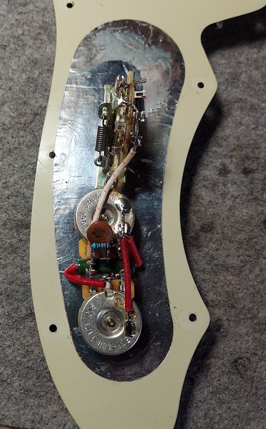 einunikohada666's tweet photo. Fender Custom Shop Thinline の配線&キャパシタ―交換。
0.047MFD/160VのPIOキャパシター & 130k Resister + 0.005MFD/50Vのトレブル・ブリード
#tele
#telecaster
#thinline
#telecasterthinline
#テレキャスター
#テレキャスターシンライン https://t.co/II8rYygW7i