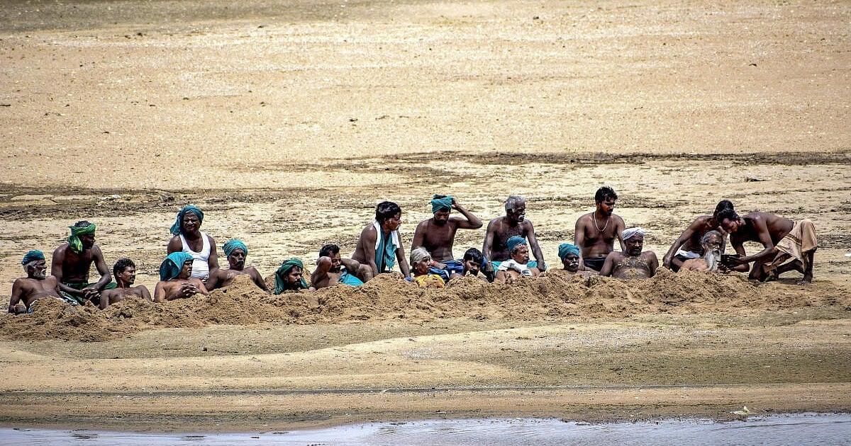 DeccanHerald's tweet photo. Karnataka farmers protest against CWRC order to release Cauvery water to Tamil Nadu https://t.co/b58WPBRHxH https://t.co/vfg4cTalan