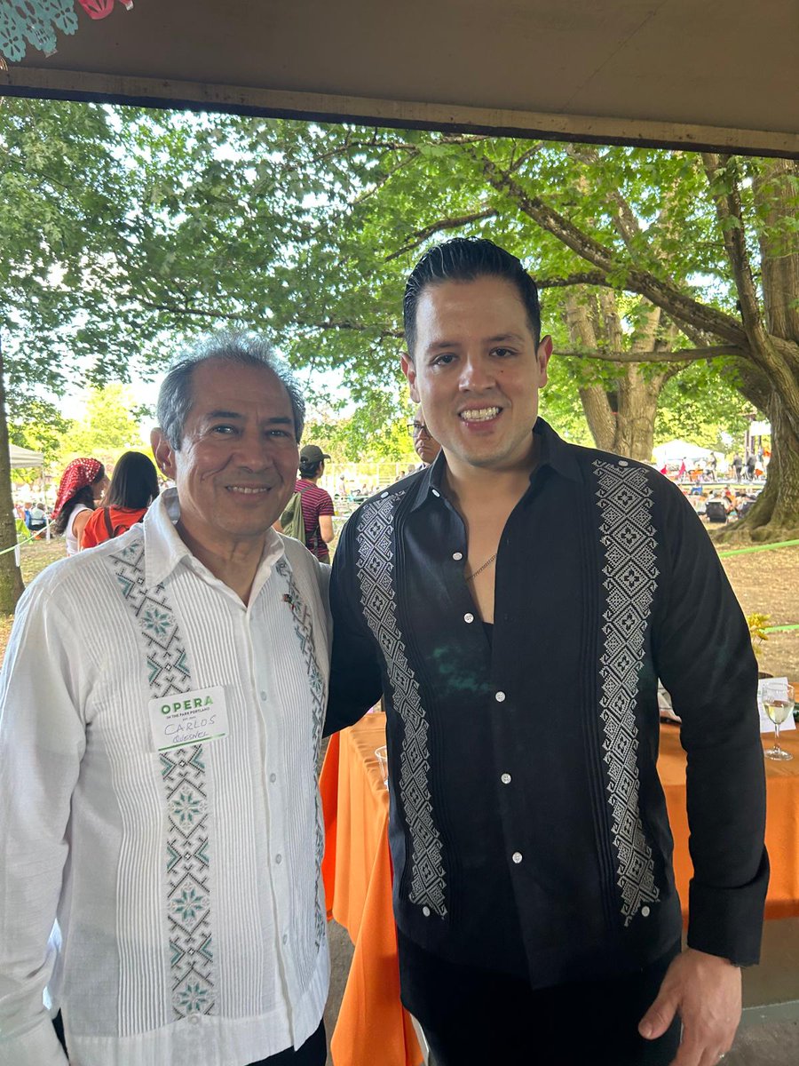 quesnelc's tweet photo. Muy grato saludar a la Mezzo-Soprano Cecilia Duarte, al Tenor César Delgado y al Barítono Octavio Moreno, destacados intérpretes de #CruzarLaCaraDeLaLuna🇲🇽, primera ópera mariachi en Oregón. El talento de artistas mexicanos presente en #OperaInThePark Portland #MásMéxicoEnOregón https://t.co/m9bLnLJRFu