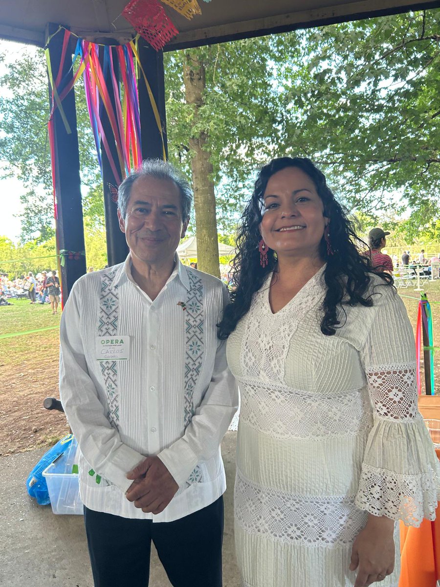 quesnelc's tweet photo. Muy grato saludar a la Mezzo-Soprano Cecilia Duarte, al Tenor César Delgado y al Barítono Octavio Moreno, destacados intérpretes de #CruzarLaCaraDeLaLuna🇲🇽, primera ópera mariachi en Oregón. El talento de artistas mexicanos presente en #OperaInThePark Portland #MásMéxicoEnOregón https://t.co/m9bLnLJRFu