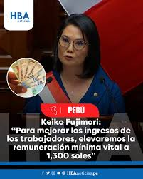 Pedro_vrae's tweet photo. Keiko Fujimori: prioridad la seguridad y la prevención del Fenómeno El Niño.
El primer mensaje a la nación de la presidenta Keiko Fujimori, duró aproximadamente 54 minutos, y se centró en una ofensiva frontal contra el crimen organizado y la reactivación del Estado ante una situación que calificó como "catastrófica". La mandataria anunció que su gestión se basará en una hoja de ruta con metas medibles, disciplina y rendición de cuentas, priorizando la seguridad y la prevención del Fenómeno de El Niño.
Históricamente, el mensaje de Dina Boluarte en el 2024 (5 horas y 1 minuto), sigue siendo el mensaje presidencial más largo.

Contra la criminalidad.
La presidenta detalló una estrategia de "mano dura" orientada a recuperar el orden interno. Afirmó que las Fuerzas Armadas asumirán de forma transitoria el control del orden interno y el liderazgo de las operaciones de seguridad.
Facultades legislativas.
Solicitará facultades delegadas al Congreso para implementar reformas operativas, procesales y penitenciarias urgentes.
Tecnología avanzada. 
Dijo que implementará sistemas nacionales de videovigilancia interconectados y plataformas de inteligencia artificial para mapear y anticipar el delito.
Combate a las mafias.
La estrategia no será solo contra el delincuente común; sino directamente contra las mafias nacionales e internacionales que financian la extorsión y el sicariato.
Reforma policial y cero corrupción. 
Prometió modernización y respaldo político a la @PoliciaPeru; pero advirtió severamente que ningún efectivo que colabore con el delito encontrará protección en su gobierno.
Control penitenciario y judicial.
Se fortalecerán las unidades de flagrancia para emitir condenas rápidas y se reformarán las cárceles para evitar que operen como centros de organización delictiva.

Cierre de brechas sociales.
Afirmó que el crecimiento económico debe traducirse directamente en reducir el déficit social acumulado.
Al mismo tiempo, priorizó la culminación de la nueva Carretera Central para optimizar la conexión del transporte y la economía con el centro del país.
Finalizó señalando que cada ministerio y gobierno regional, trabajará bajo evaluación permanente y con objetivos claramente definidos.

Alta agresividad política con alto riesgo operativo.
Desde la ciencia política y gestión pública, el anuncio de la presidenta Keiko Fujimori, se califica como una estrategia de gerencia por objetivos de alta agresividad política; pero con una ejecución técnica de alto riesgo operativo.
El discurso adoptó un enfoque corporativo y de resultados directos; pero su viabilidad real genera serias dudas. 
Por decir, en el control de la criminalidad, el uso de las Fuerzas Armadas para el orden interno, aparentemente funciona como una medida pragmática de disuasión visual a corto plazo para calmar la demanda social; pero los militares no están entrenados para la investigación criminal ni el control urbano diario, lo que reduce la eficiencia del gasto público en seguridad a mediano plazo. 
Ahora, anunciar simultáneamente un incremento en los subsidios sociales (como Pensión 65) y un aumento del Sueldo Mínimo, los especialistas califican como una medida de estímulo de doble impacto: fiscal y laboral. Altamente compleja, cuyo éxito técnico depende estrictamente de su gradualidad y financiamiento.
En conclusión, podría ser una estrategia políticamente efectiva para ganar legitimidad al inicio de un mandato, pero económicamente riesgosa.