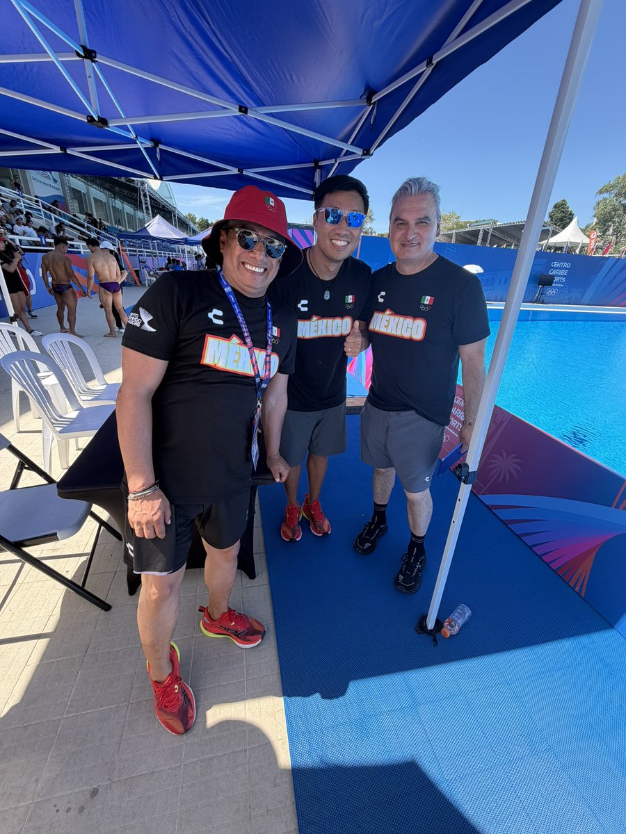 cruizatletasmx's tweet photo. #Clavados Comenzaron los clavados de @SDQ2026 presentes Fernando Platas, titular de los deportes acuáticos de México, los entrenadores Iván Bautista y Epifanio Shi, así como los padres de familia apoyando en las gradas. https://t.co/cNPPHbcJgf