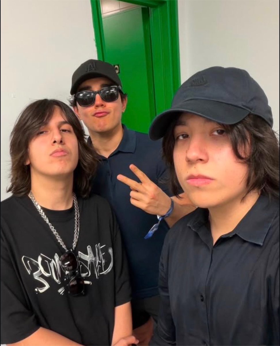 solarkarii's tweet photo. MY TRIOOO I MISSED THEMM... I love you Missackitoier https://t.co/ELYKI5xWh0
