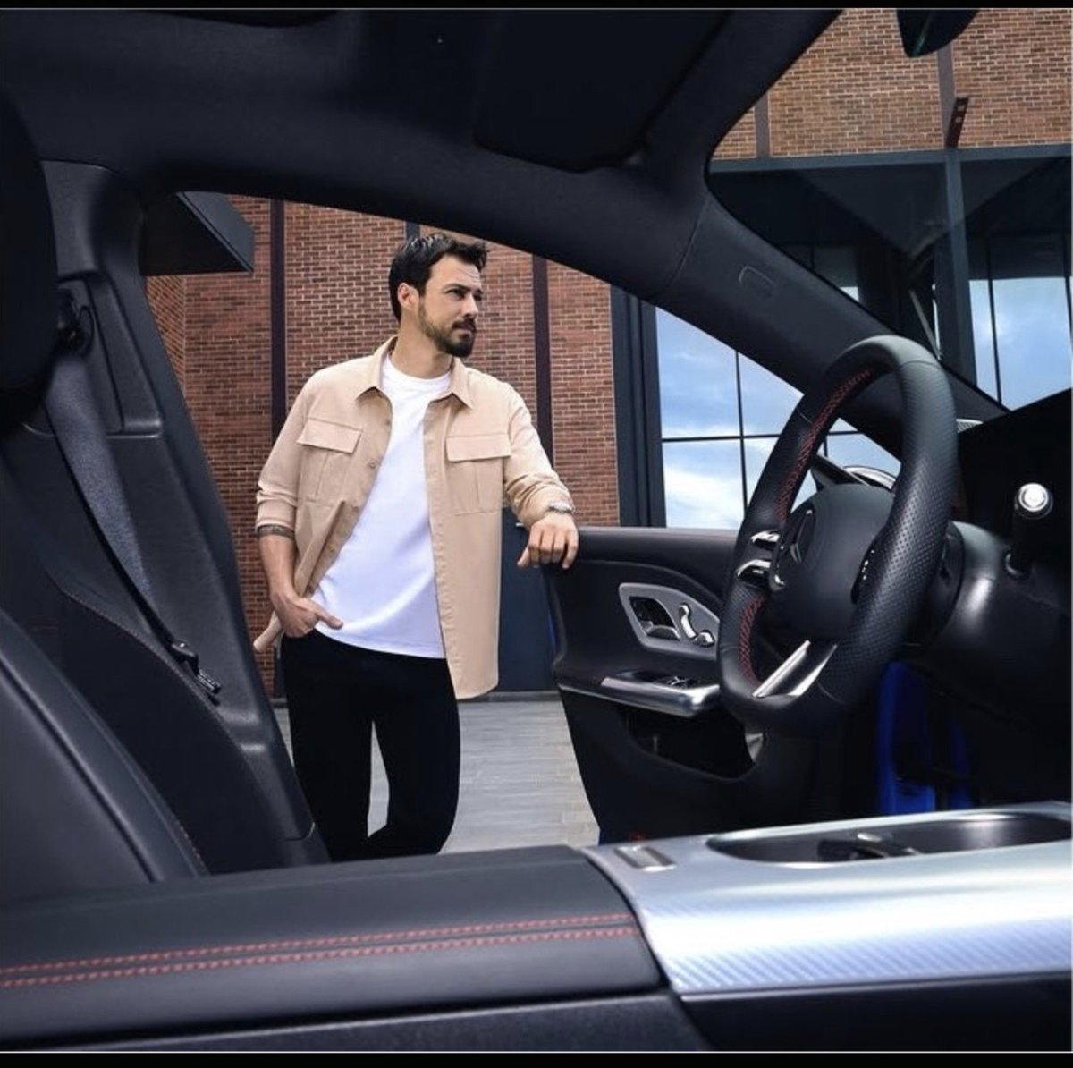 zsicoq's tweet photo. Yakışıklı Mert Yazicioglü ve Mercedes Benz🤎🤌🏻
#MertYazıcıoğlu #MersedesBenz https://t.co/OXvjMyOLWA