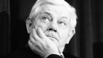 Arkadiu62892963's tweet photo. 28 lat temu w Warszawie zmarł Zbigniew Herbert, pisarz o wielkim dorobku, wyjątkowym autorytecie artystycznym i moralnym; autor https://t.co/bSmloUDLWg. cyklu „Pana Cogito”, „Raportu z oblężonego miasta”, „Martwej natury z wędzidłem”, „Barbarzyńcy w ogrodzie”. #poci https://t.co/ASCVH7CY1T