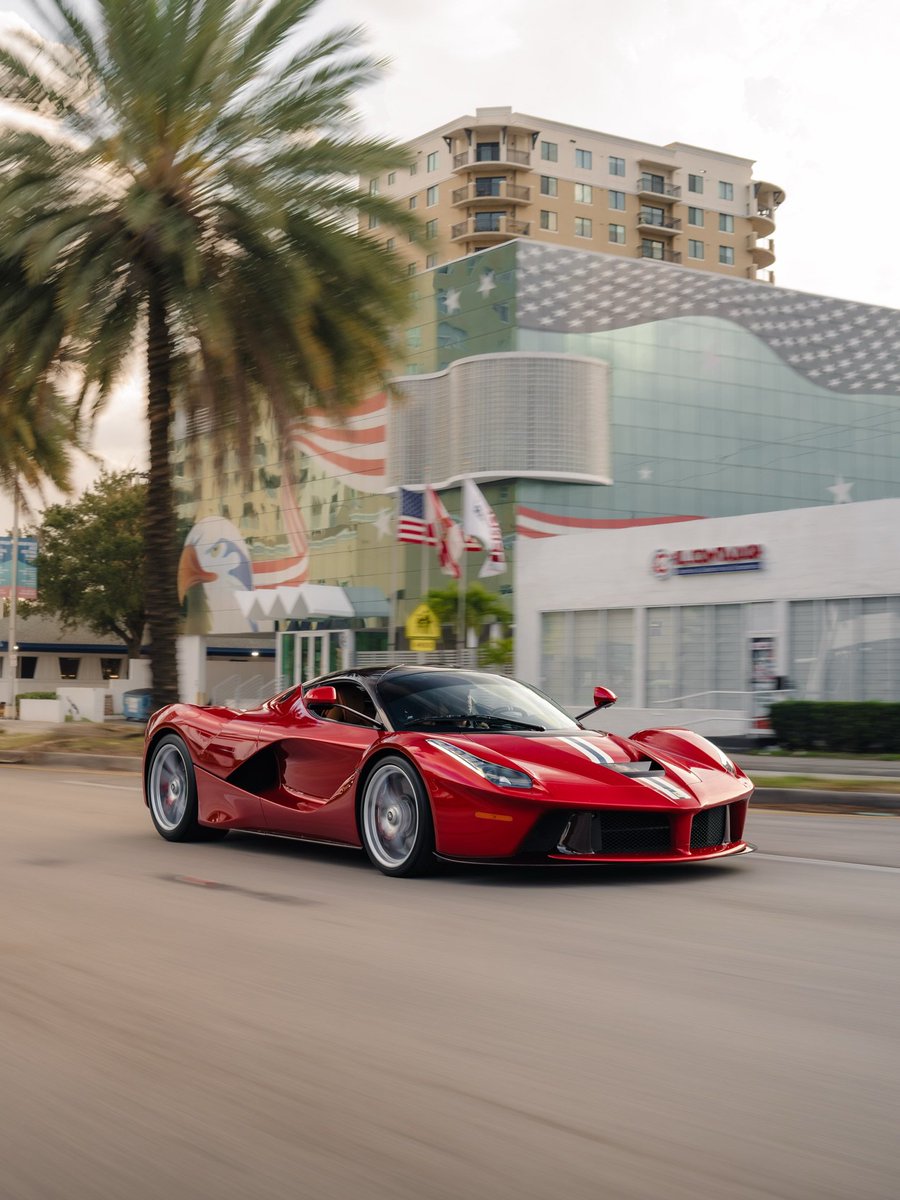 flowers3496's tweet photo. Ferrari LaFerrari https://t.co/hUttsNHn8M