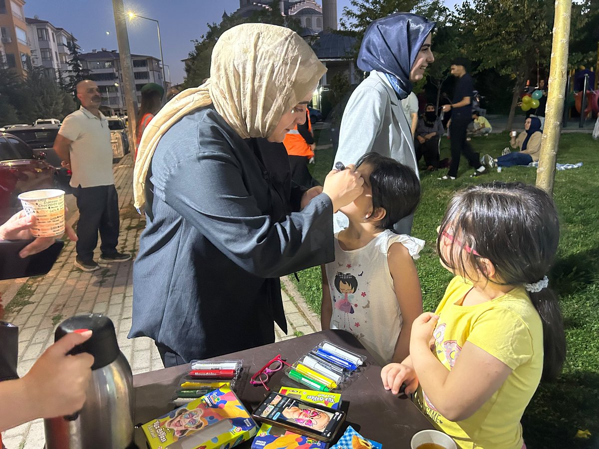 akkadinelazig23's tweet photo. İl Gençlik Kolları Başkanımız Sayın Koray Adsız, Kadın ve Gençlik Kolları Yürütme ve Yönetim Kurulu Üyelerimiz “AK Nokta Mahallemizde” etkinliği kapsamında çocuklarımız ve gençlerimizle bir araya geldi.

Çocuklarımızın neşesine ortak olduğumuz etkinlikte, birbirinden renkli aktiviteler ve eğlenceli oyunlarla keyifli anlar yaşandı. 

Gülümseyen her çocuk, güçlü Türkiye’nin en güzel yarınıdır.🤍

@akkadingm 
@tugbaisikercan 
@isselmanoglu23 
@yegulmelike