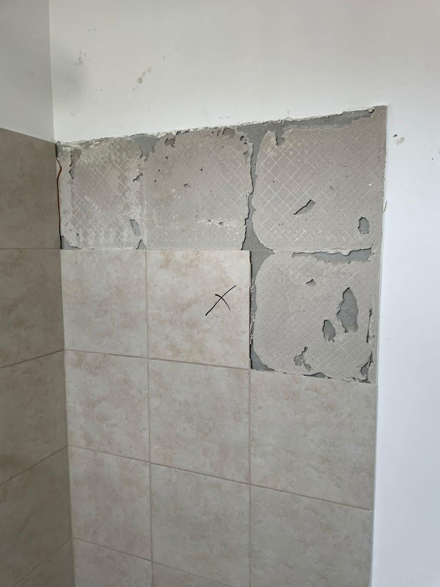 EmergenciasEc's tweet photo. #DenunciaCiudadana
En la Urbanización PS5 de Ambiensa, propietarios se decepcionan de haber invertido su dinero en esas casas, ya que en menos de 6 meses las baldosas de los baños se están desprendiendo, a las piscinas no les dan mantenimiento, están llenas de moho.
Pero mensualmente les exigen el pago de $22 para el mantenimiento de piscinas y áreas verdes, cosa que no cumplen.