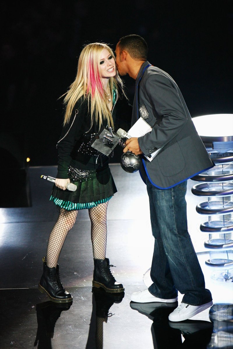 44ology's tweet photo. my favorite part of this entire event is the fact that he was oomfing it up with avril lavigne https://t.co/6pSyXfsjIY