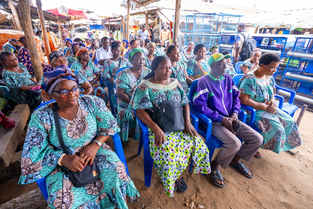 FAOauTogo's tweet photo. 📍#Lomé🇹🇬 2⃣7⃣/0⃣7⃣
Dans le cadre du projet #PREPRUS financé par @Pandemic_Fund, @FAOauTogo a remis 1⃣5⃣0⃣cages modernes de vente et de transport de volailles🐔🦆à des commerçant.e.s afin d'améliorer les standards de #biosécurité et les conditions de commercialisation.
#ODD3
1/3 https://t.co/Gll7MDCide