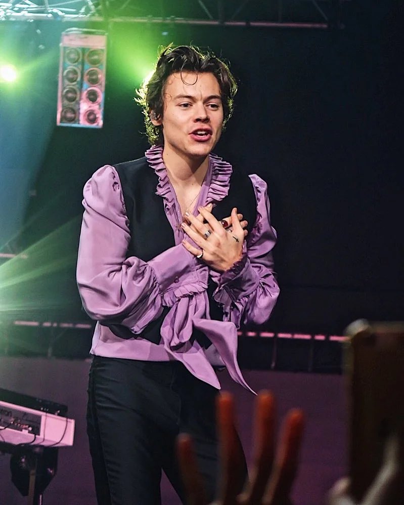 aryspunctuation's tweet photo. Remember when Harris Reed used to dress Harry like a prince they were in their bag with that one https://t.co/48d6v6s7sa