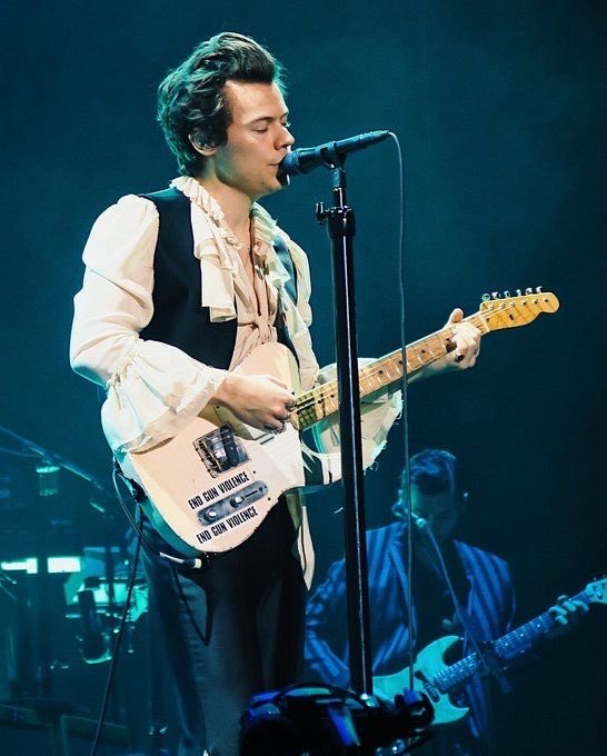 aryspunctuation's tweet photo. Remember when Harris Reed used to dress Harry like a prince they were in their bag with that one https://t.co/48d6v6s7sa