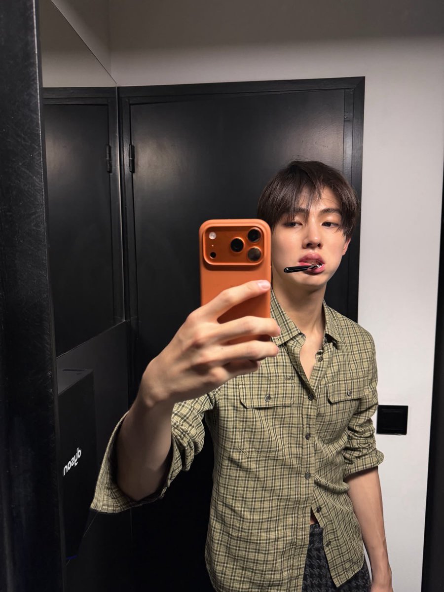 hiiroozk's tweet photo. #keonhyeon au - guilty as sin?

a k€onho le gusta su mejor amigo, s£eonghyeon, por lo que decide conquistarlo anónimamente. 
¿Que pasara cuando Sghy se entere que su mejor amigo esta enamorado de él? https://t.co/1qp5uxm4Q9