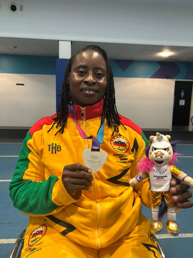 Graphicgh's tweet photo. Para-athlete Zenabu Issah claims her silver medal 🥈 for finishing second in the women’s F57 Para-shotput.

She threw an impressive 8.65m to claim Ghana’s first medal at the ongoing Commonwealth Games.

#FromGhanaToGlasgowForGold #TeamGhana #ParaSports #DareToWin https://t.co/B00uraBjMn