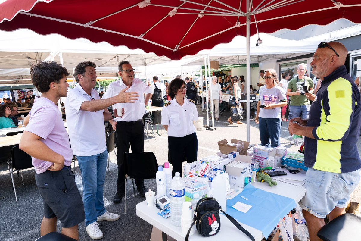 PrefAquitaine33's tweet photo. 📍 La préfète de la Gironde, Sophie Brocas, s’est rendue aujourd’hui à #Lacanau pour rencontrer les équipes mobilisées au sein de la base de vie qui accueille les sinistrés du #LePorge, les sapeurs-pompiers venus de nombreux départements, les forces Sentinelle, les gendarmes mobiles, ainsi que les agriculteurs et les équipes de la DFCI engagés en appui des secours.

1 000 repas ont été servis aujourd’hui au sein de cette base de vie. La préfète remercie la Ville de Lacanau, la Protection civile, la @CroixRouge, les services municipaux, la police municipale ainsi que l’ensemble des bénévoles mobilisés pour leur engagement aux côtés des personnes sinistrées.

La préfète s’est également rendue au centre médical, qui a pris en charge les situations les plus critiques lors des deux nuits d’évacuation des campings et de la commune du Porge, et qui poursuit aujourd’hui son activité de soins.

#FeuxDeForêt #Gironde