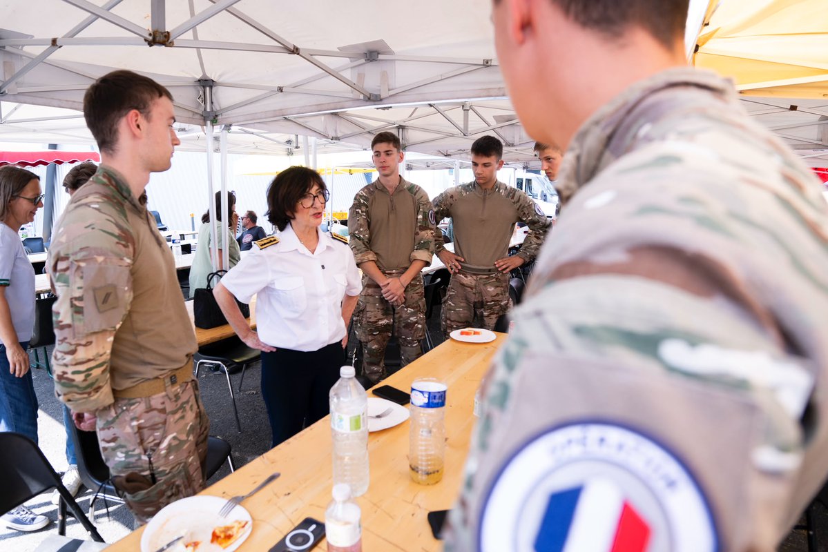 PrefAquitaine33's tweet photo. 📍 La préfète de la Gironde, Sophie Brocas, s’est rendue aujourd’hui à #Lacanau pour rencontrer les équipes mobilisées au sein de la base de vie qui accueille les sinistrés du #LePorge, les sapeurs-pompiers venus de nombreux départements, les forces Sentinelle, les gendarmes mobiles, ainsi que les agriculteurs et les équipes de la DFCI engagés en appui des secours.

1 000 repas ont été servis aujourd’hui au sein de cette base de vie. La préfète remercie la Ville de Lacanau, la Protection civile, la @CroixRouge, les services municipaux, la police municipale ainsi que l’ensemble des bénévoles mobilisés pour leur engagement aux côtés des personnes sinistrées.

La préfète s’est également rendue au centre médical, qui a pris en charge les situations les plus critiques lors des deux nuits d’évacuation des campings et de la commune du Porge, et qui poursuit aujourd’hui son activité de soins.

#FeuxDeForêt #Gironde