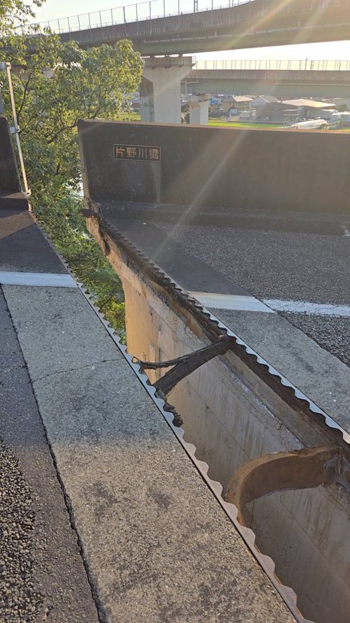 sachimiriho's tweet photo. これかな？「日本の道路は壊れないようにじゃなく、計画通り壊れるように設計してる」って
被害も最小限で復旧も早い
造っても直しても繰り返し壊される沢山の災害を耐えて、前を向いて歩み続けた日本の土木工事、誇らしい🥲👏👏👏 https://t.co/c8kymLULMj