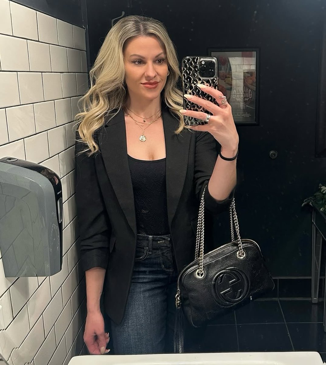marieg__meg's tweet photo. #Blackwardrobe https://t.co/ty1uEyaTSa