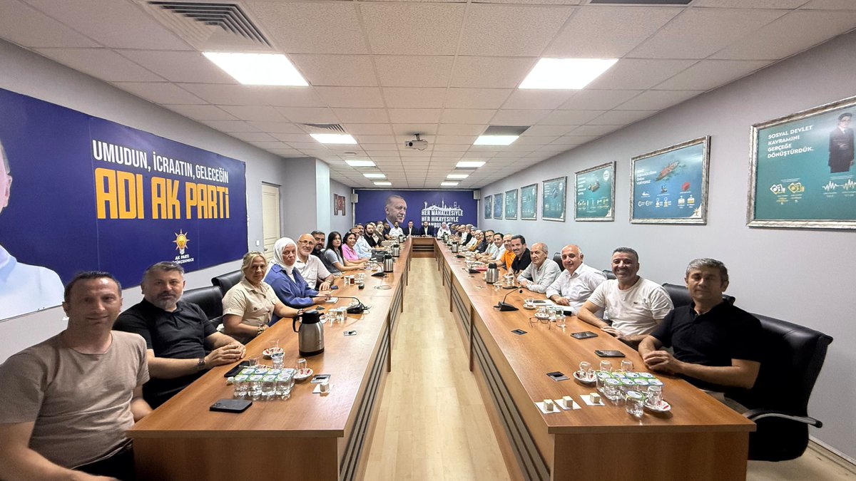 eminkaankaya's tweet photo. İl Sorumlumuz Hüseyin Turan'ın katılımıyla İlçe Yönetim Kurulu Toplantımızı gerçekleştirdik.

Toplantımızda bugüne kadar sahada yürüttüğümüz çalışmaların kapsamlı değerlendirmesini yaparken, önümüzdeki dönemde hayata geçireceğimiz programlar ve teşkilat faaliyetlerimiz üzerine istişarelerde bulunduk.

Ortak akıl, istişare ve güçlü teşkilat anlayışıyla; milletimize hizmet yolunda aynı azim ve kararlılıkla çalışmalarımızı sürdürüyoruz. Rabbim birlik ve beraberliğimizi daim, gayretimizi bereketli eylesin.