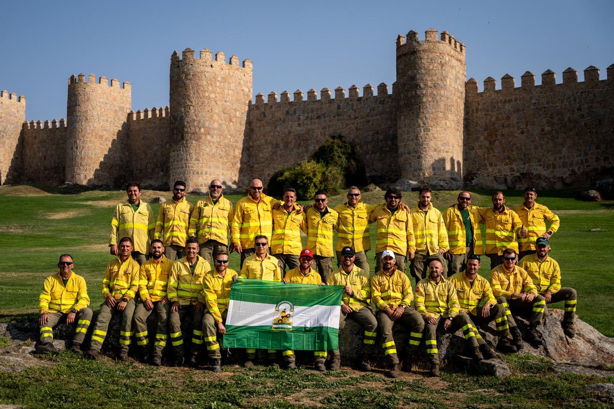 Plan_INFOCA's tweet photo. 🟥Cerramos el día contabilizando 17 intervenciones: 13 en #IIFF y 4 en conatos. 

📸 En nuestra despedida ponemos cara a los miembros de nuestro segundo módulo #MAE y hacemos equipo en #Ávila junto a @PLANINFOEX, @Plan_INFOCAM y #Bomberos de @segovia_es

#BuenasNoches🌜 https://t.co/6yEVgKJRcf