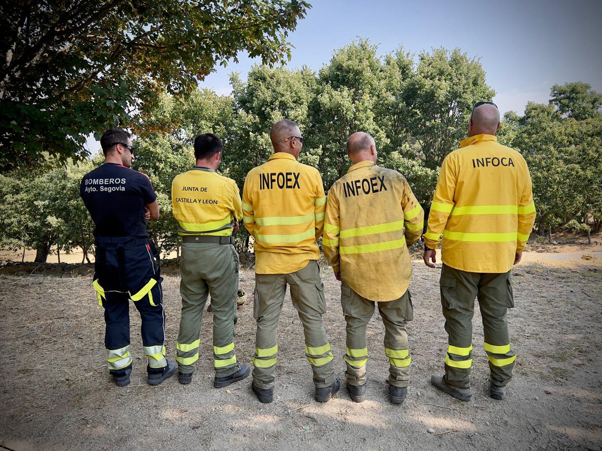 Plan_INFOCA's tweet photo. 🟥Cerramos el día contabilizando 17 intervenciones: 13 en #IIFF y 4 en conatos. 

📸 En nuestra despedida ponemos cara a los miembros de nuestro segundo módulo #MAE y hacemos equipo en #Ávila junto a @PLANINFOEX, @Plan_INFOCAM y #Bomberos de @segovia_es

#BuenasNoches🌜 https://t.co/6yEVgKJRcf