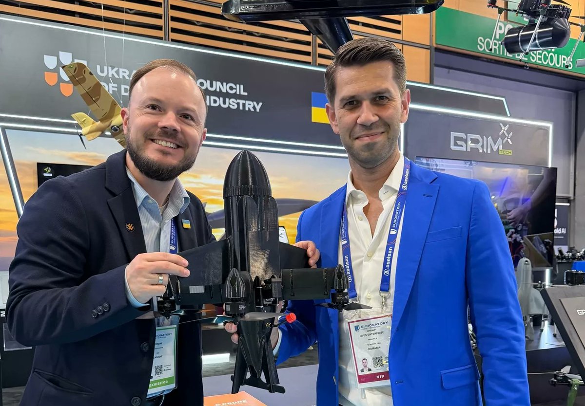 MoneyBuzzRo's tweet photo. Oves Enterprise, companie românească de tehnologie și EDRONE, unul dintre cei mai mari producători de drone din Ucraina, extind colaborarea începută în primii ani ai războiului și pun bazele producției comune de drone militare în 🇷🇴
https://t.co/4VzSLdsqHm https://t.co/UTuERFVxjh