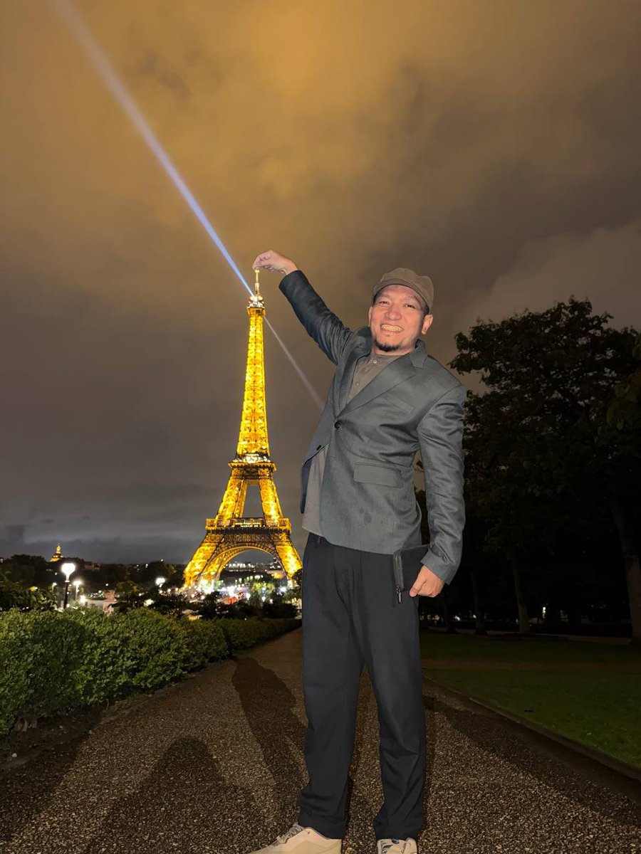 salimafillah's tweet photo. Setinggi-tingginya Menara Eiffel; masih bisa diincup. Spek idamanmu itu lho yang kayak roket SpaceX, ra keno dioyak. https://t.co/JFMCEpcZY5