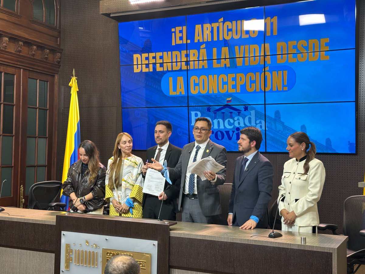 CamaraColombia's tweet photo. #CámaraInforma | Hoy en la @CamaraColombia la bancada provida radicó un proyecto de acto legislativo para "modificar el artículo 11 de la Constitución estableciendo que la vida humana comienza desde la concepción". ✍️ https://t.co/DJTZJprRor