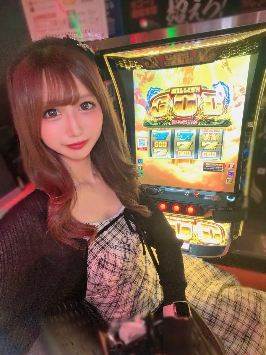 rkmrn55's tweet photo. 《 キコーナ尼崎本店 》様 
➜ えりスロちゃんねる収録🎥

おはようございます！
本日足元番号1番で入場し、
ミリオンゴッドへ着席🧝🏻‍♀️💎💠💰

久々に神になりますか、ね。

朝イチの店内状況は2枚目へ️📝
まだ空きがある箇所も🈶
この後からもぜひぜひっ✨️

《 感謝の日 》一緒に楽しみましょう💛

PR