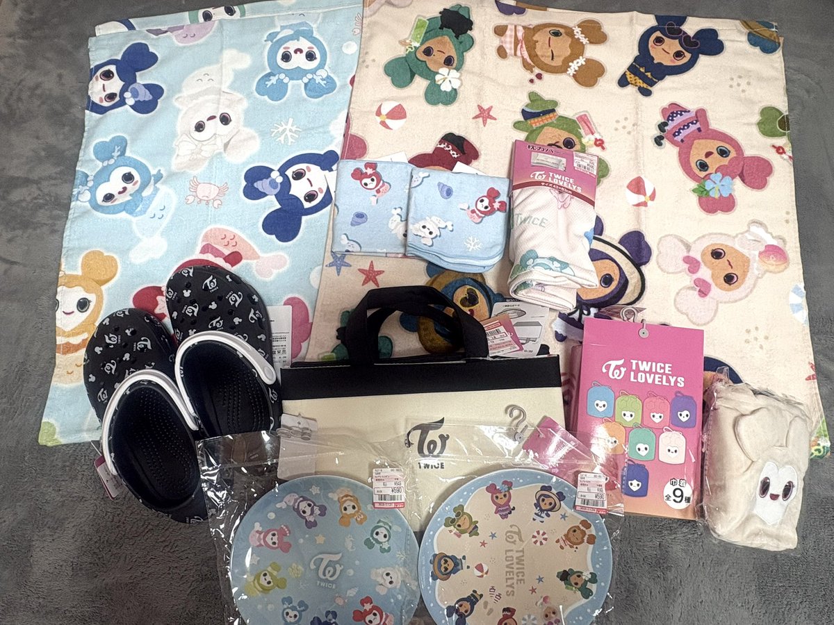 chetzu_gram's tweet photo. いっぱい買えた♡こんだけ買えたら上出来？✨️
バスタオル2枚、ハンカチ2枚、お皿2枚、枕カバー、サンダル、巾着、お弁当袋
欲しい物たくさんゲットできて嬉しい🥹💖 #TWICE  #しまむら https://t.co/5HBCtvmJaV