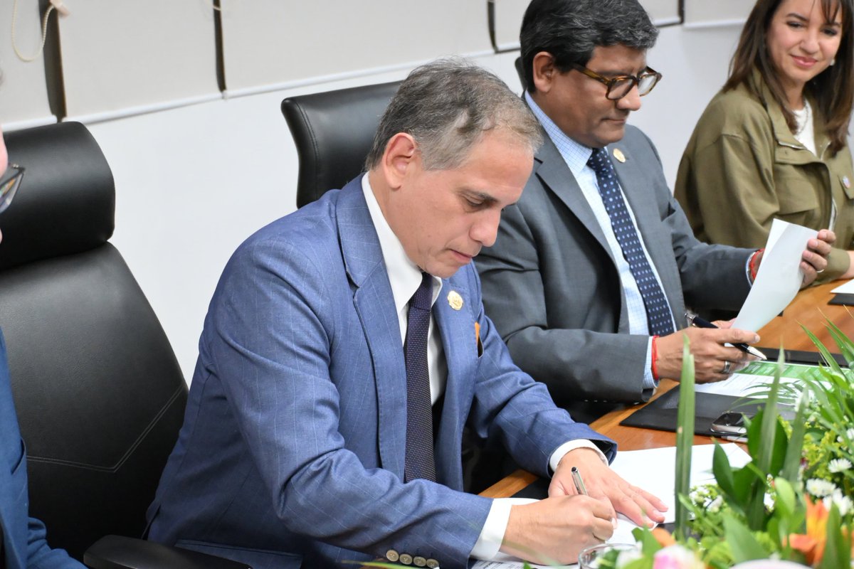 EcuadorMAE's tweet photo. 🌳 [ACCIÓN INTERINSTITUCIONAL]

✅ Hoy, los ministerios de @EcuadorMAE, @AgriculturaEc, y @Produccion_Ecu suscribieron la Estrategia Forestal Sostenible 2026–2050, una política pública que establece la visión de largo plazo para la conservación, restauración y gestión sostenible del patrimonio forestal del Ecuador.

El acto fue liderado por los ministros @JuanCarlos_Blum, @JuanCVegaEc y @LuisJaramilloOK.

🌱 La Estrategia Forestal Sostenible 2026–2050 fue construida con la participación de más de 1.175 representantes de diez sectores estratégicos y contempla una inversión de USD 499.941,72, financiada por el Programa REM Ecuador I y ejecutados técnicamente por la @FAOEcuador.

📌 La hoja de ruta se enfoca en:

🌳 Gestión sostenible de los bosques.
🌱 Bioeconomía y desarrollo forestal.
🔬 Investigación e innovación.
🤝 Gobernanza y articulación institucional.

📣 Durante la suscripción, el ministro @JuanCarlos_Blum destacó que "esta estrategia constituye una hoja de ruta para fortalecer toda la cadena forestal, promover la bioeconomía, impulsar la innovación, mejorar la competitividad y posicionar al Ecuador como un proveedor confiable de productos forestales sostenibles".