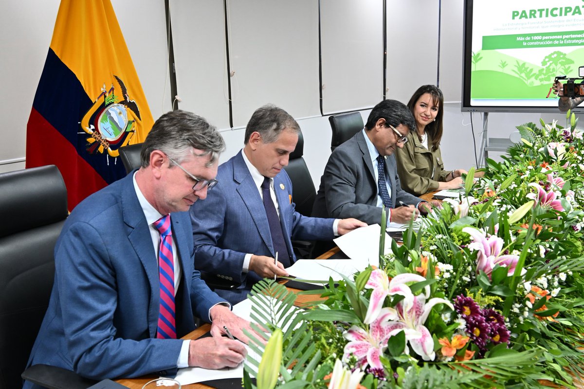 EcuadorMAE's tweet photo. 🌳 [ACCIÓN INTERINSTITUCIONAL]

✅ Hoy, los ministerios de @EcuadorMAE, @AgriculturaEc, y @Produccion_Ecu suscribieron la Estrategia Forestal Sostenible 2026–2050, una política pública que establece la visión de largo plazo para la conservación, restauración y gestión sostenible del patrimonio forestal del Ecuador.

El acto fue liderado por los ministros @JuanCarlos_Blum, @JuanCVegaEc y @LuisJaramilloOK.

🌱 La Estrategia Forestal Sostenible 2026–2050 fue construida con la participación de más de 1.175 representantes de diez sectores estratégicos y contempla una inversión de USD 499.941,72, financiada por el Programa REM Ecuador I y ejecutados técnicamente por la @FAOEcuador.

📌 La hoja de ruta se enfoca en:

🌳 Gestión sostenible de los bosques.
🌱 Bioeconomía y desarrollo forestal.
🔬 Investigación e innovación.
🤝 Gobernanza y articulación institucional.

📣 Durante la suscripción, el ministro @JuanCarlos_Blum destacó que "esta estrategia constituye una hoja de ruta para fortalecer toda la cadena forestal, promover la bioeconomía, impulsar la innovación, mejorar la competitividad y posicionar al Ecuador como un proveedor confiable de productos forestales sostenibles".