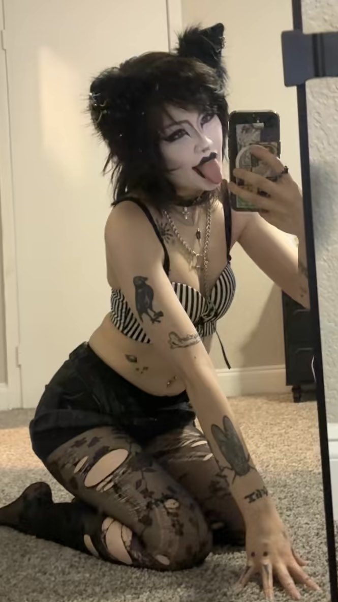 zombifiedbabe's tweet photo. Meow :3
#goth #catgirl #gothcatgirl #of #meow #emo #egirl https://t.co/0T260Esbnr