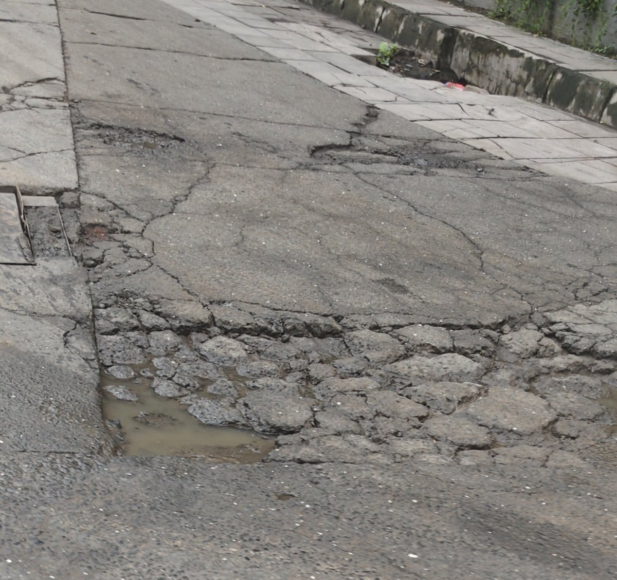 ajitmehtaca's tweet photo. @CMOMaharashtra @PiyushGoyalOffc when Property Tax is collected by BMC then why can't BMC repair the potholes? See condition of road in front of Western Edge, Borivali East. BMC is so greedy tht thy will not repair the road being pvt road but actually used commonly @mybmc https://t.co/4CgQ8JuwJs