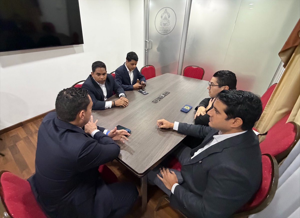 TommyZambranoM's tweet photo. Sostuvimos una productiva reunión con el Ministro de la Juventud, @CristianMidenc, reafirmando nuestro compromiso de trabajar en conjunto para impulsar más oportunidades, fortalecer la participación y promover el desarrollo integral de la juventud hondureña.

¡Seguimos construyendo un mejor presente y un futuro con más oportunidades para las nuevas generaciones! 🇭🇳💙