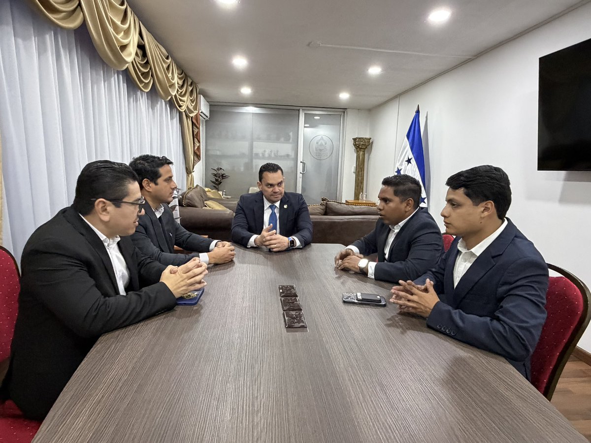 TommyZambranoM's tweet photo. Sostuvimos una productiva reunión con el Ministro de la Juventud, @CristianMidenc, reafirmando nuestro compromiso de trabajar en conjunto para impulsar más oportunidades, fortalecer la participación y promover el desarrollo integral de la juventud hondureña.

¡Seguimos construyendo un mejor presente y un futuro con más oportunidades para las nuevas generaciones! 🇭🇳💙