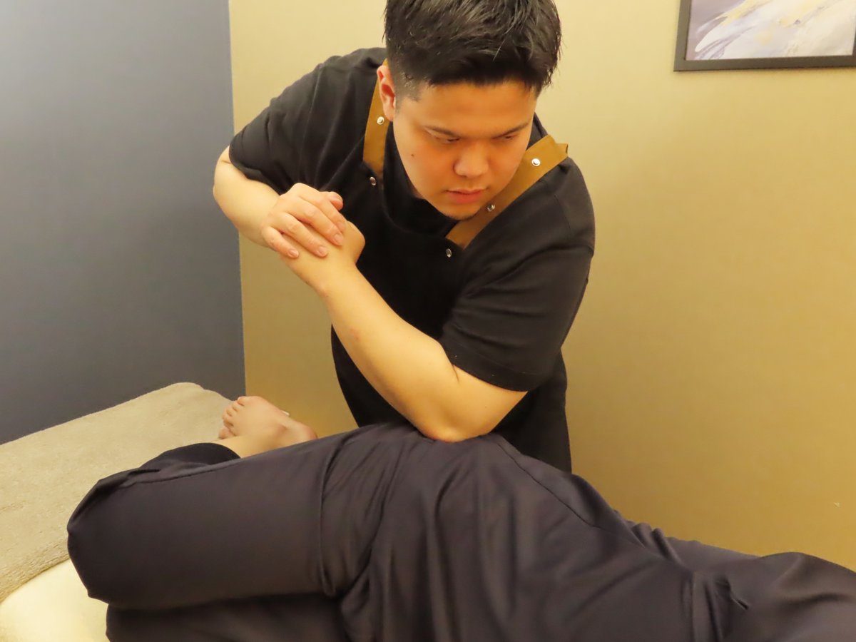 cn_salon's tweet photo. スタッフ紹介　中山 勇吾

揉むだけでは変わらない不調へ。
骨格矯正を得意とし、姿勢や身体のバランスから整えていきます。
肩こり・腰痛・猫背が気になる方、身体の変化をぜひご体感ください。

https://t.co/VLnq0ofGNm
#上野オイルマッサージ 
#上野マッサージ 
#UenoOilMassage 
#UenoMassage https://t.co/UTYz086inu