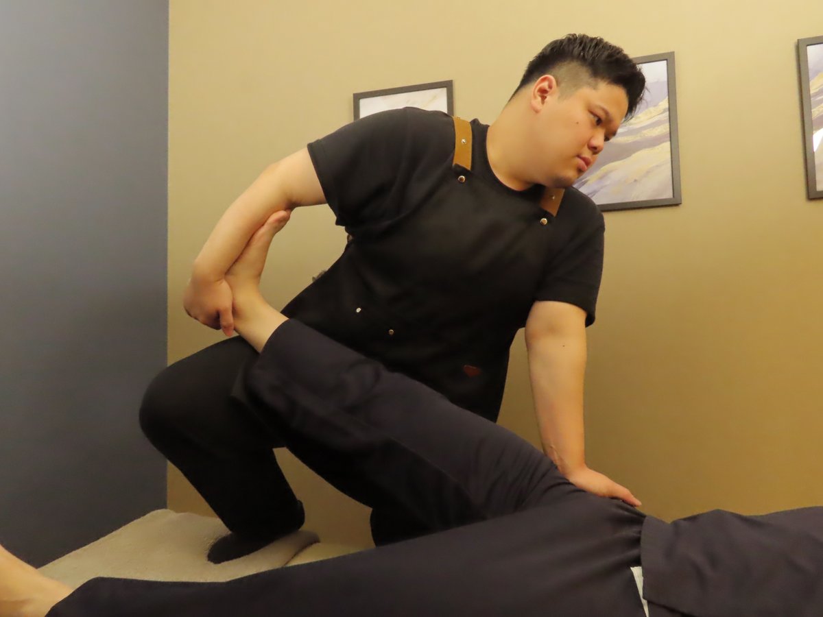 cn_salon's tweet photo. スタッフ紹介　中山 勇吾

揉むだけでは変わらない不調へ。
骨格矯正を得意とし、姿勢や身体のバランスから整えていきます。
肩こり・腰痛・猫背が気になる方、身体の変化をぜひご体感ください。

https://t.co/VLnq0ofGNm
#上野オイルマッサージ 
#上野マッサージ 
#UenoOilMassage 
#UenoMassage https://t.co/UTYz086inu